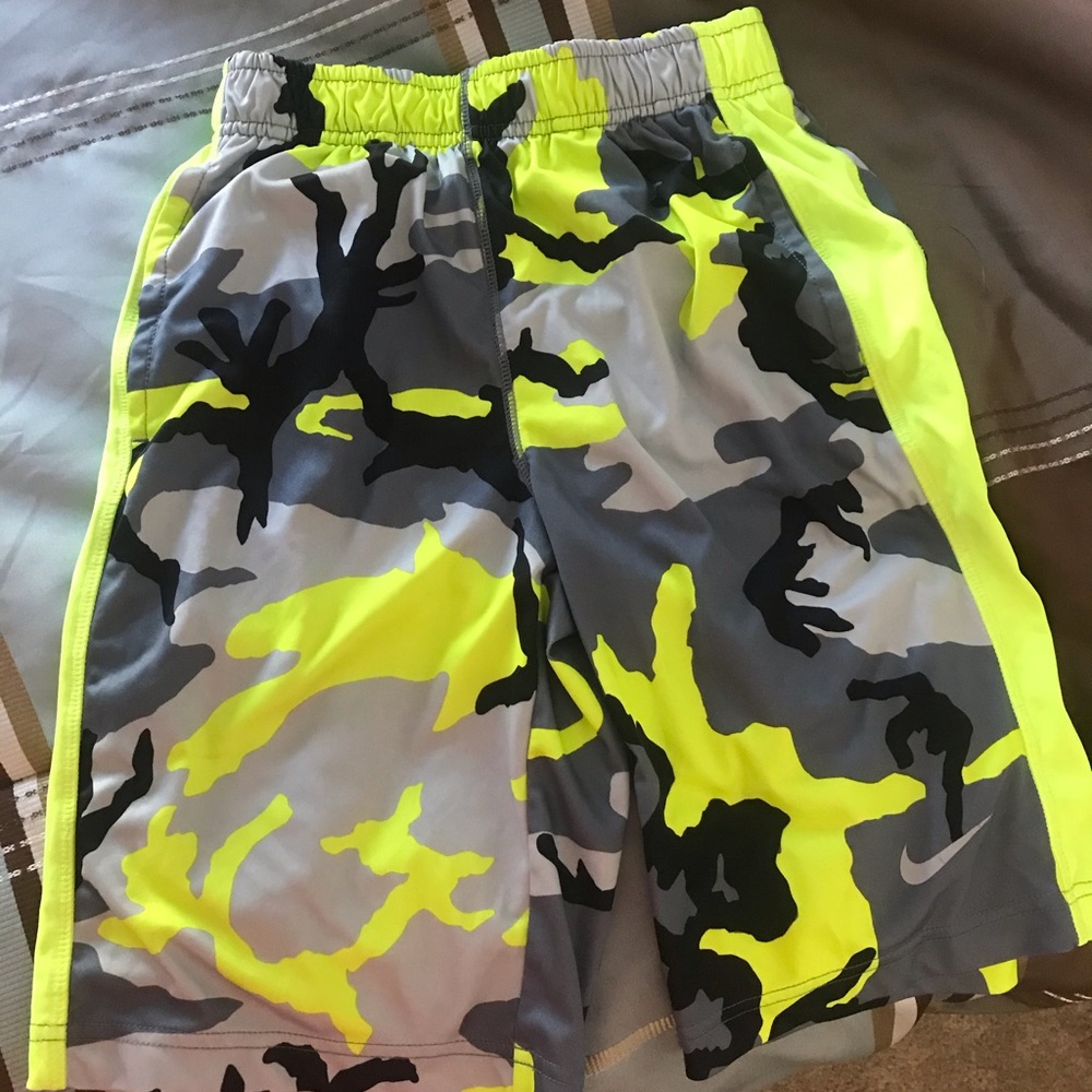 Boys Nike short M size